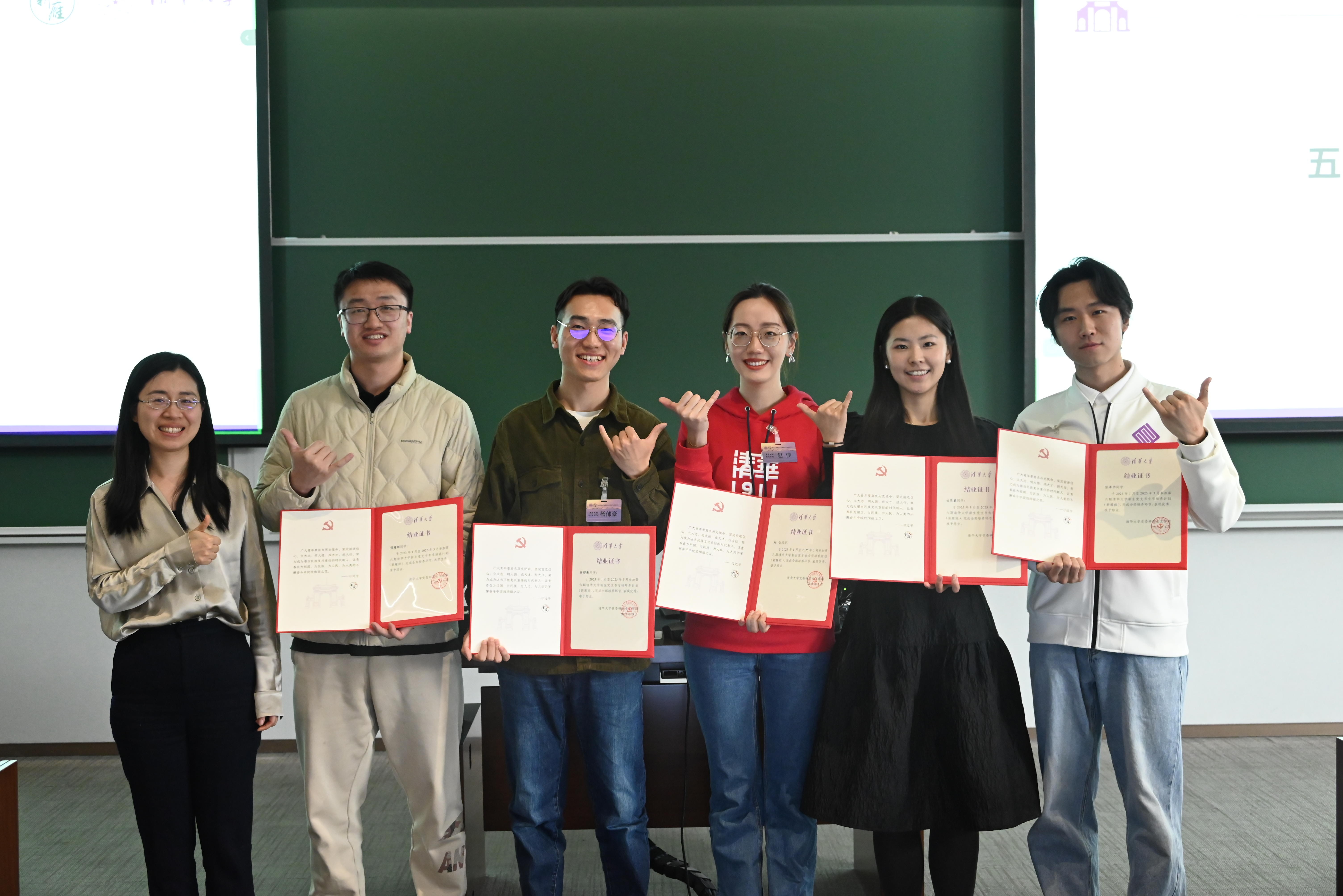 20250313-“新雁班”第六期結(jié)業(yè)儀式暨第八期開班儀式-無-蘭旻為結(jié)業(yè)學(xué)員頒發(fā)證書.jpg
