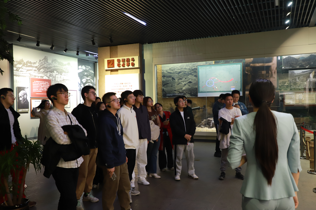 20241102-領(lǐng)雁工程示范班赴貴州遵義社會實踐-思教辦-“領(lǐng)雁工程”示范班學(xué)員在紅軍長征過茅臺陳列館參觀學(xué)習(xí).png