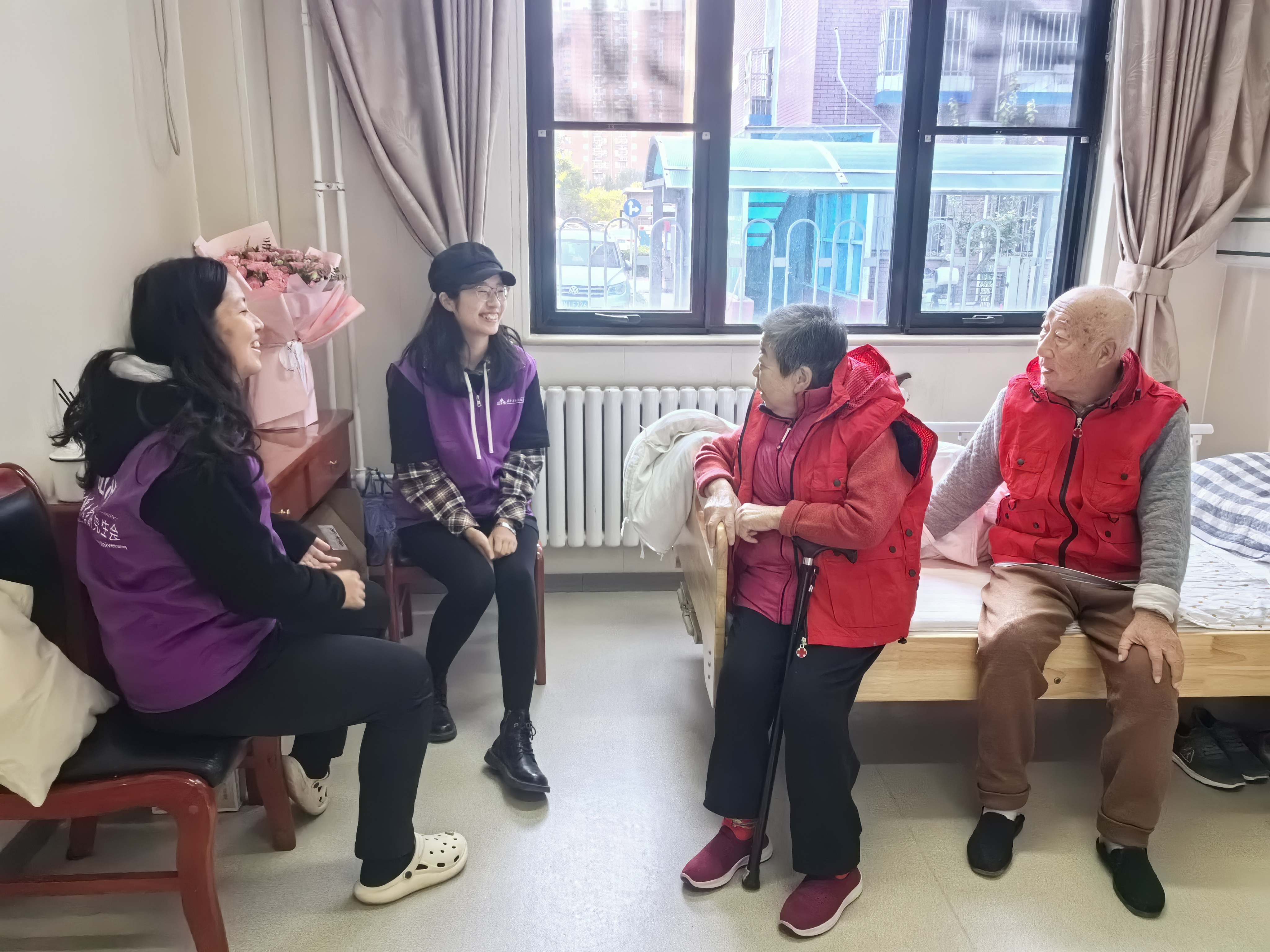 20231022-重陽(yáng)節(jié)“傳承溫暖,敬老愛(ài)老”活動(dòng)-許明譽(yù)-志愿者陪伴老人談心 - 副本.jpg