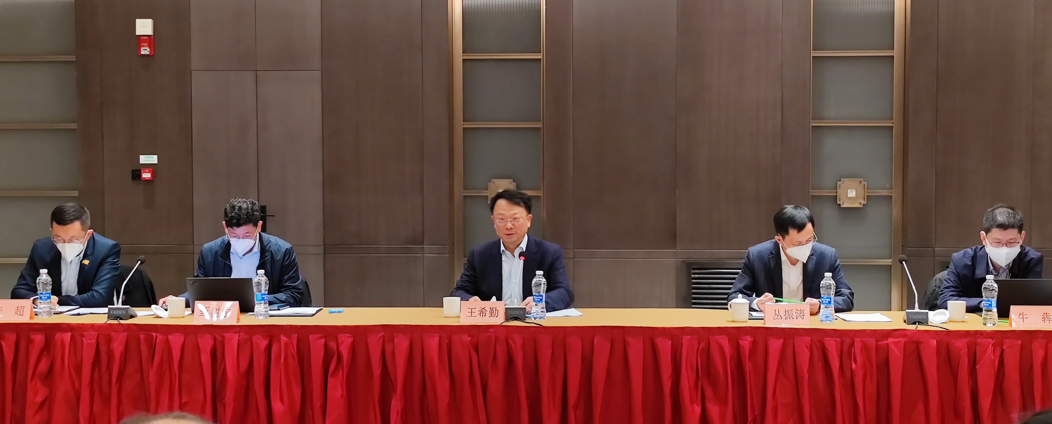 《20221230-王希勤出席清華大學在豫選調(diào)生及青年校友座談會-攝影不詳-王希勤講話現(xiàn)場》.jpg