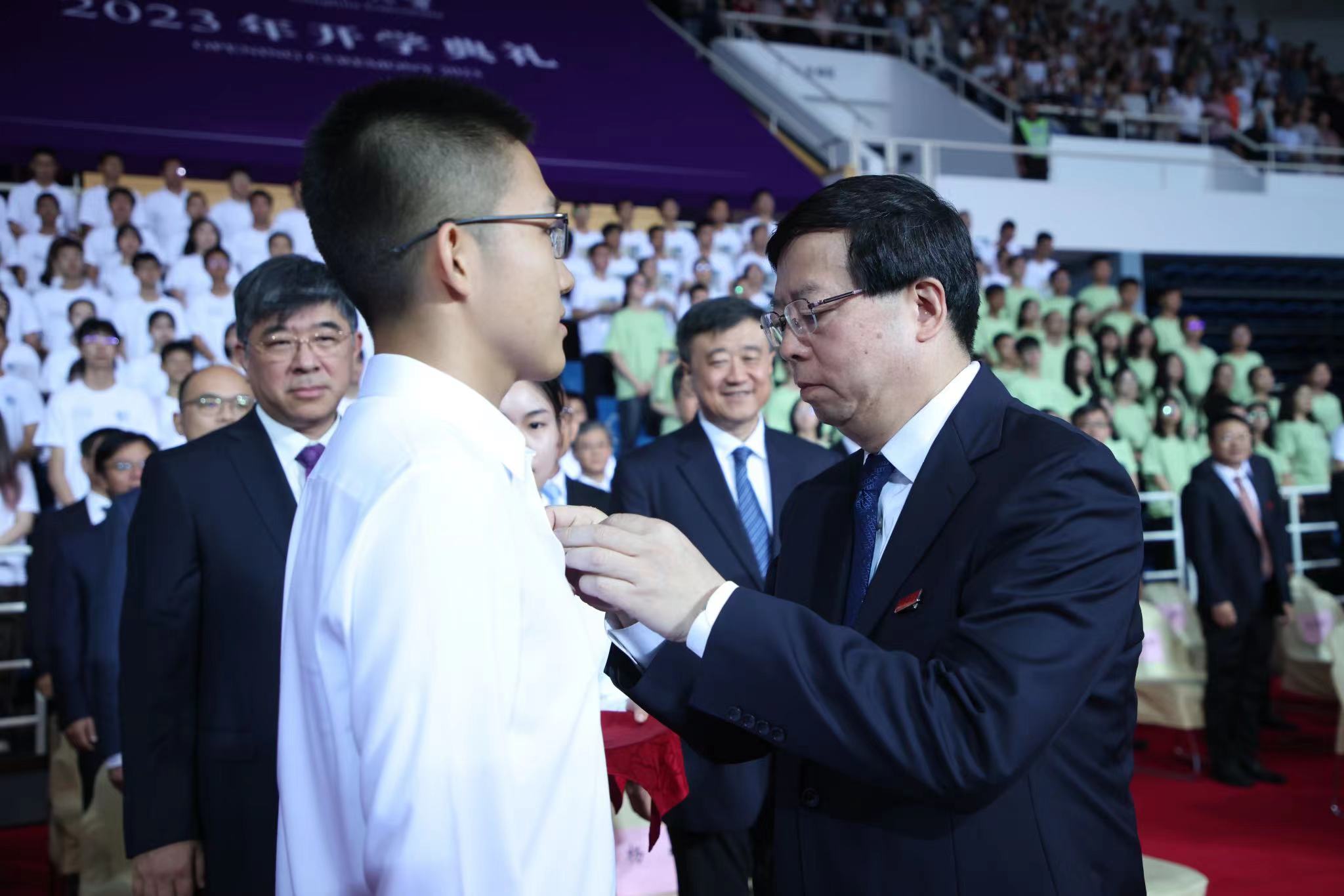20230824-2023本科生開學(xué)典禮快訊-楊艷賓 孫波-邱老師.jpg