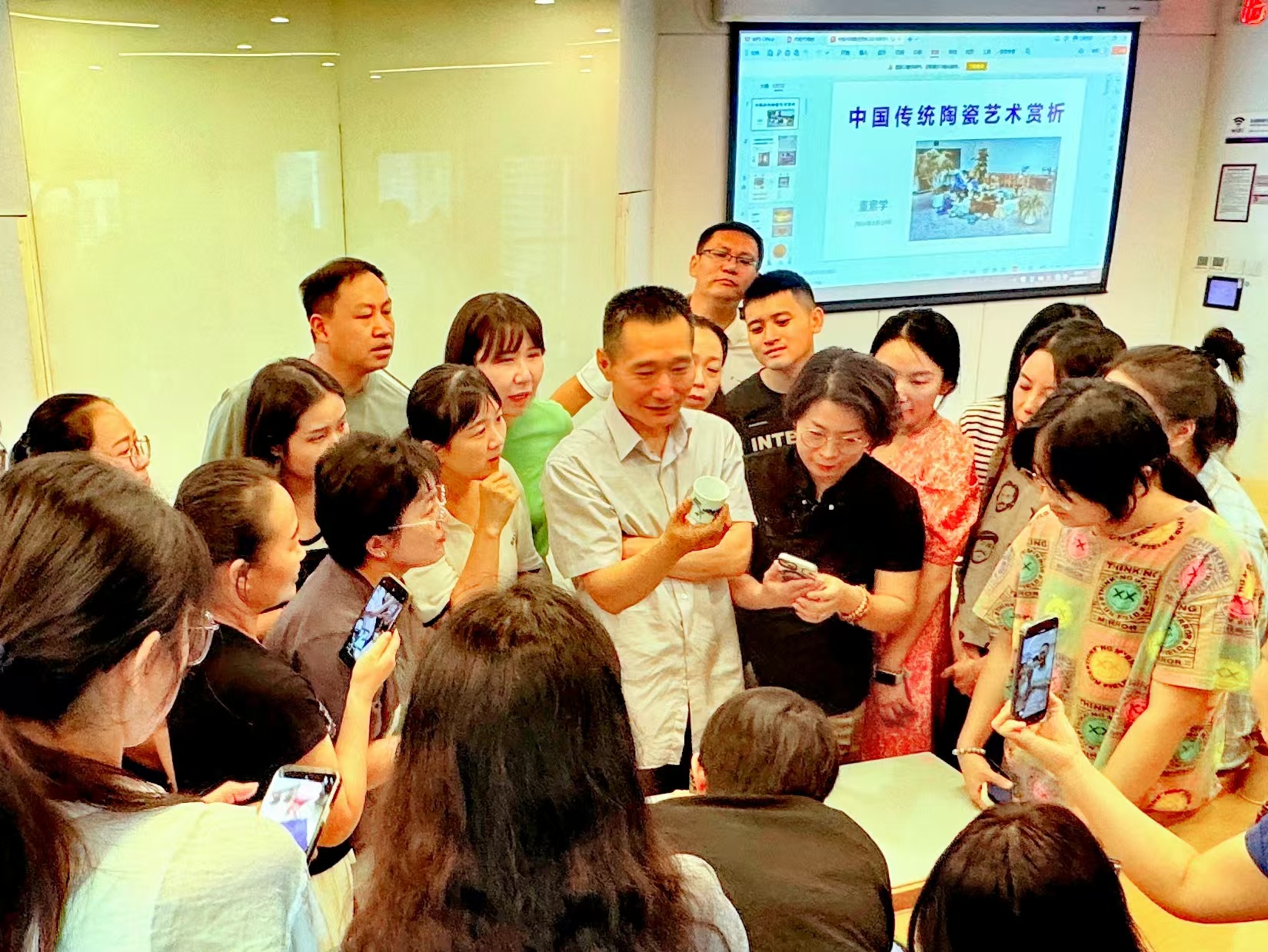 20240819- 清華偉新鄉(xiāng)村美術(shù)教師培養(yǎng)計(jì)劃第10舉辦- 清華大學(xué)美術(shù)學(xué)院副教授董素學(xué)講授“中國(guó)傳統(tǒng)陶瓷藝術(shù)賞析”-郭薇拍攝.jpg