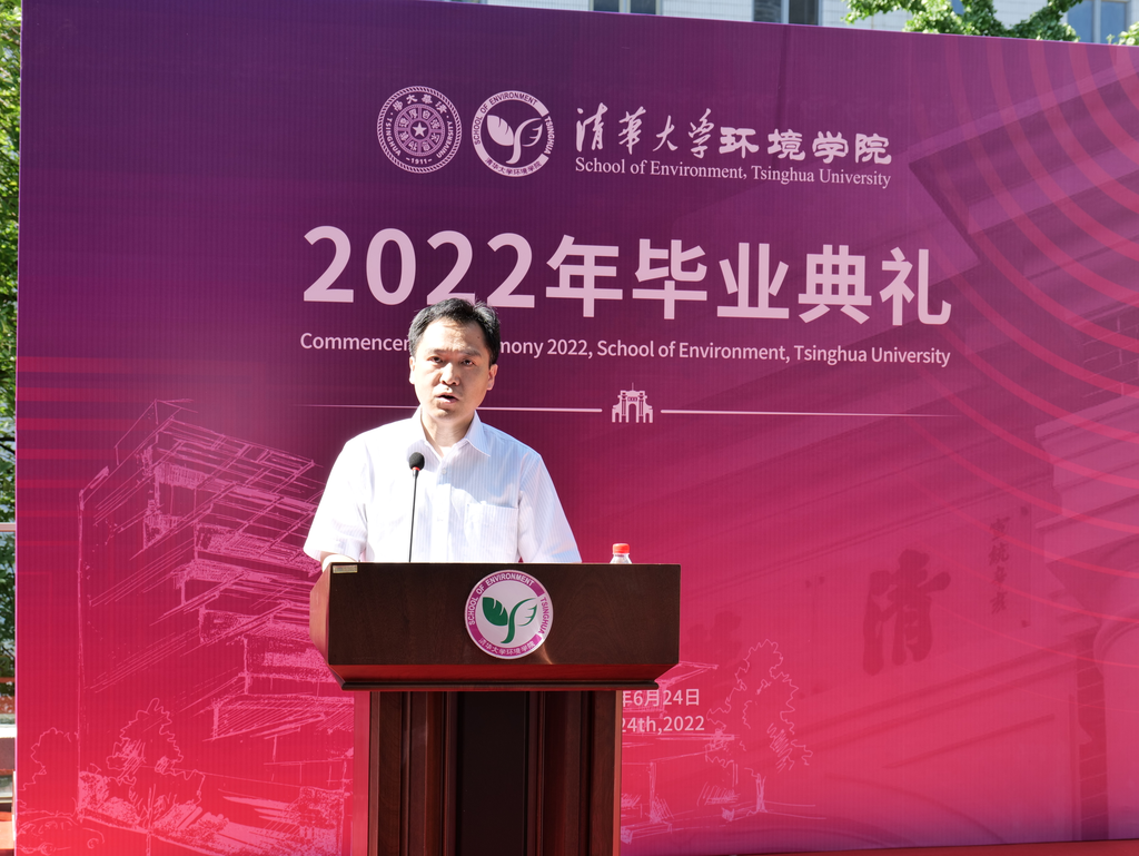 20220624-環(huán)境學(xué)院舉行2022年畢業(yè)典禮-王順-劉書明宣讀優(yōu)秀畢業(yè)生擬表彰名單.png