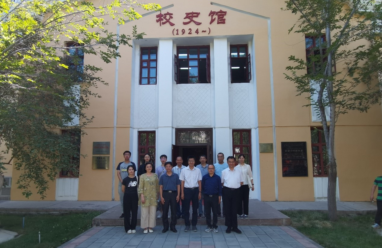 圖2 20220722-新疆大學(xué)校史館前合影-時(shí)燚-無(wú).jpg