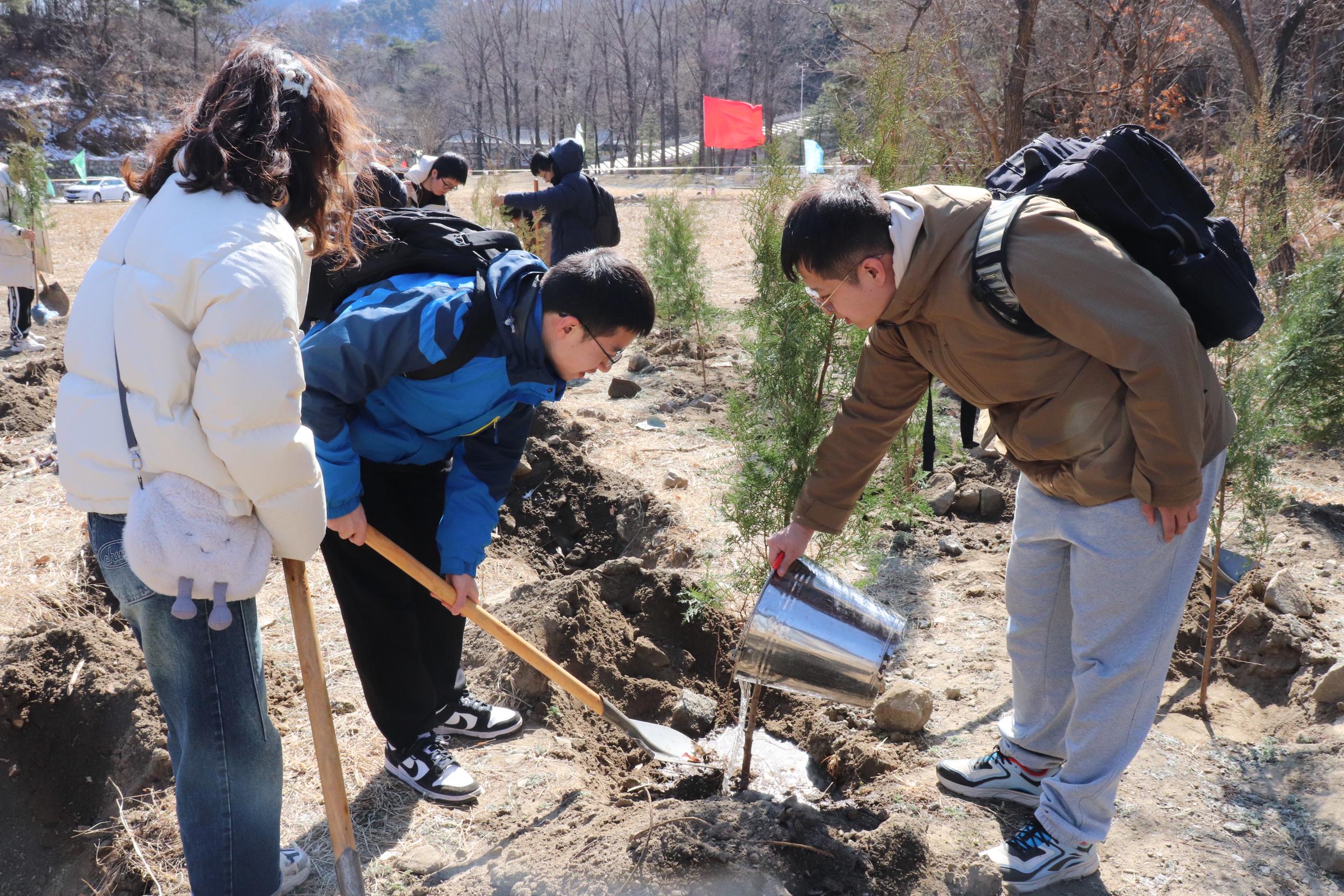 20250316-義務(wù)植樹-趙詩華-課題組師生參與植樹活動(dòng).jpg