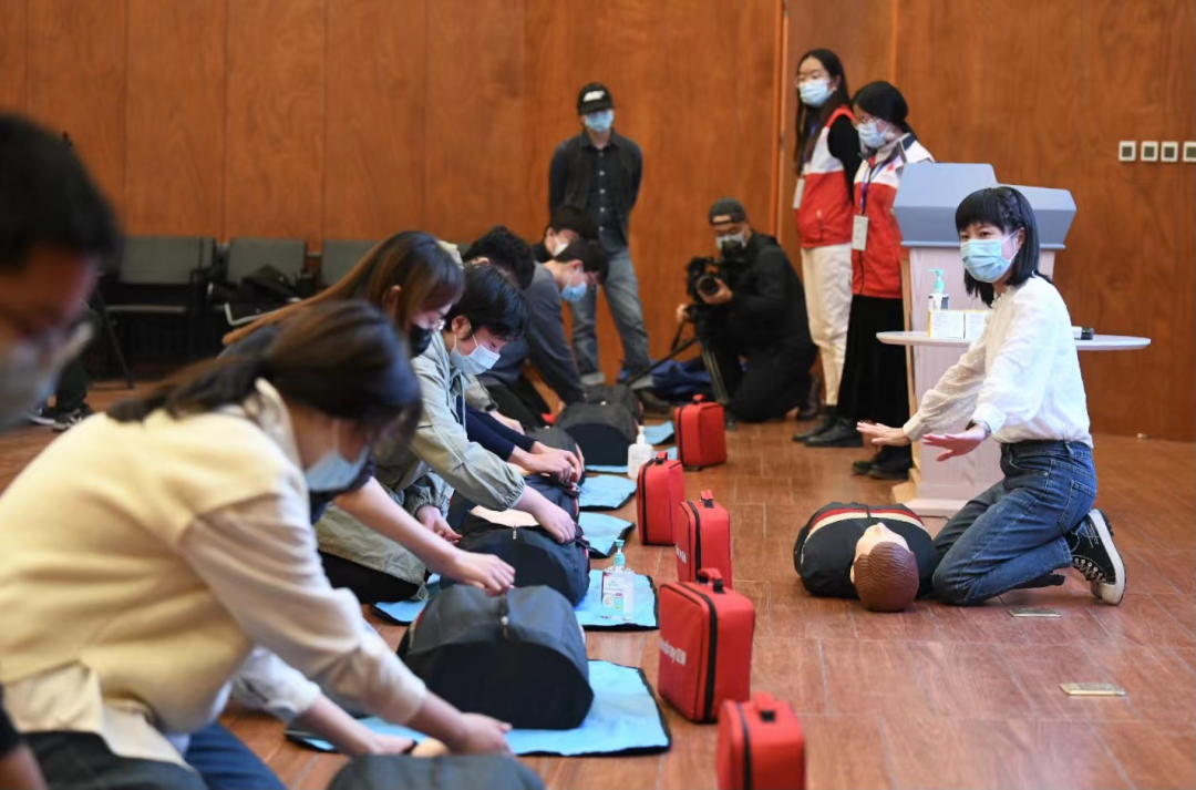 20211213-急救培訓-北京日報-校醫(yī)院醫(yī)師在進行急救講授.png