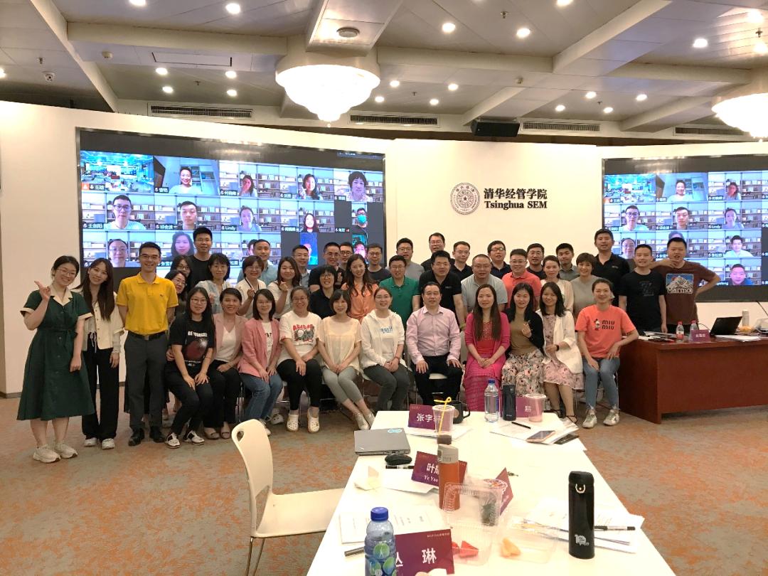 20220531-陳國權(quán):甘做“時空山”的攀巖者-陳國權(quán)提供-陳國權(quán)-4陳國權(quán)和學(xué)生們在一起.png