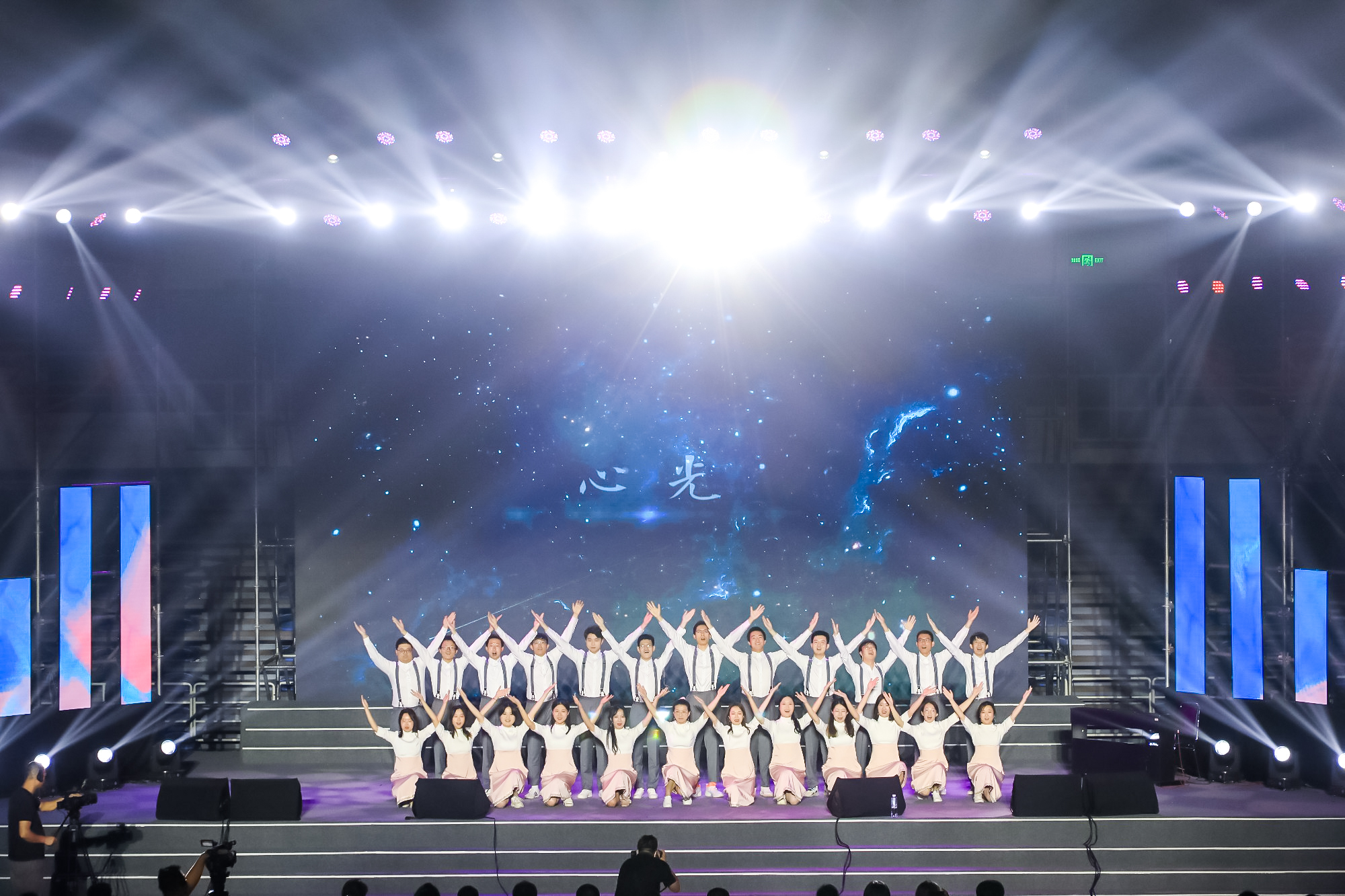 20230622-清華大學2023年畢業(yè)晚會-清大嘉藝-合唱《心光·時光》.jpg