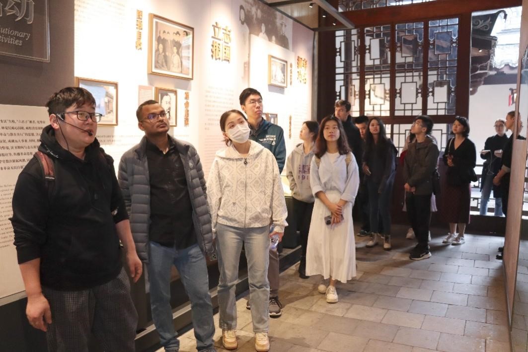 20231124-發(fā)現(xiàn)中國(guó)智慧,洞察中國(guó)發(fā)展——2023年清華大學(xué)“洞察中國(guó)”全球勝任力社會(huì)實(shí)踐紀(jì)實(shí)-“洞察中國(guó)”福建實(shí)踐支隊(duì)-“洞察中國(guó)”福建實(shí)踐支隊(duì)參訪福州三坊七巷街區(qū).jpg