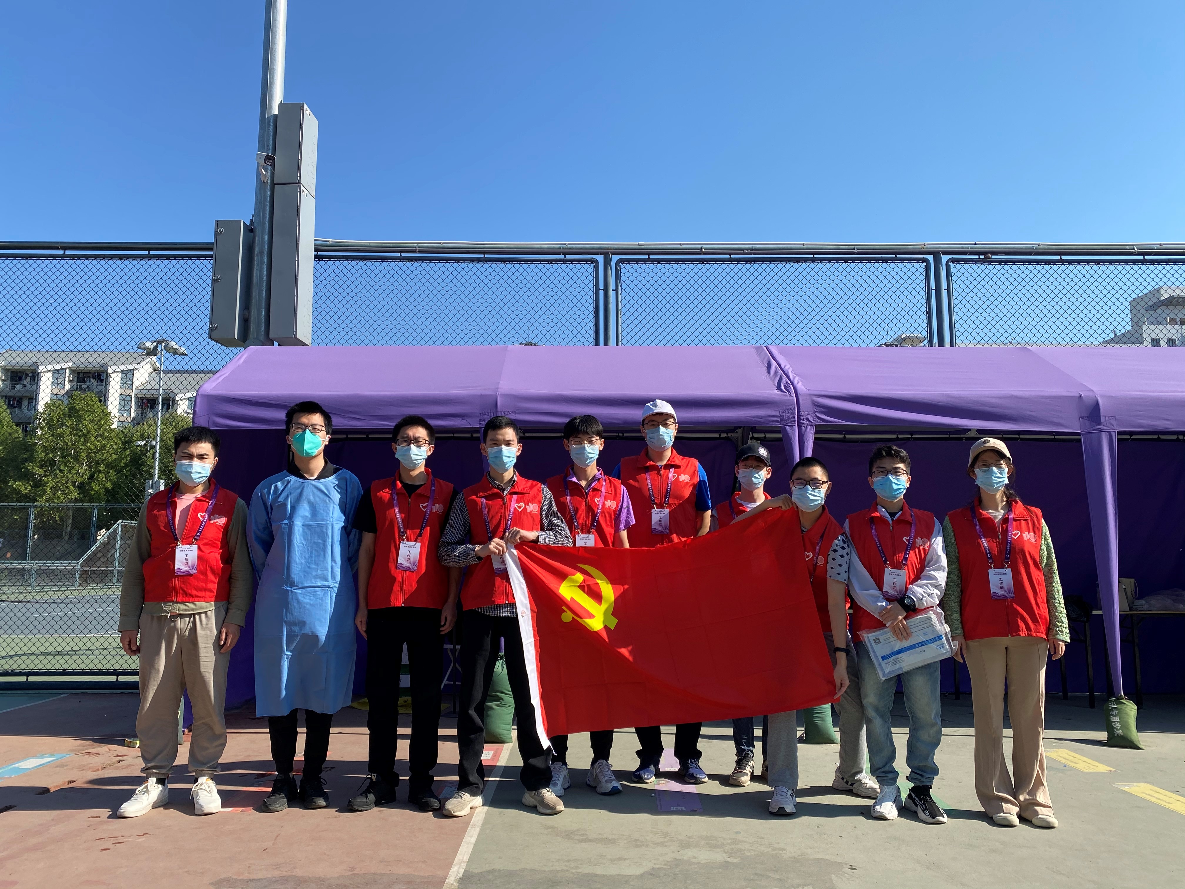 20220518-同心抗疫，清華學(xué)生黨員骨干在行動-陸心怡-化9黨支部和分9黨課小組參加核酸檢測志愿服務(wù).jpg