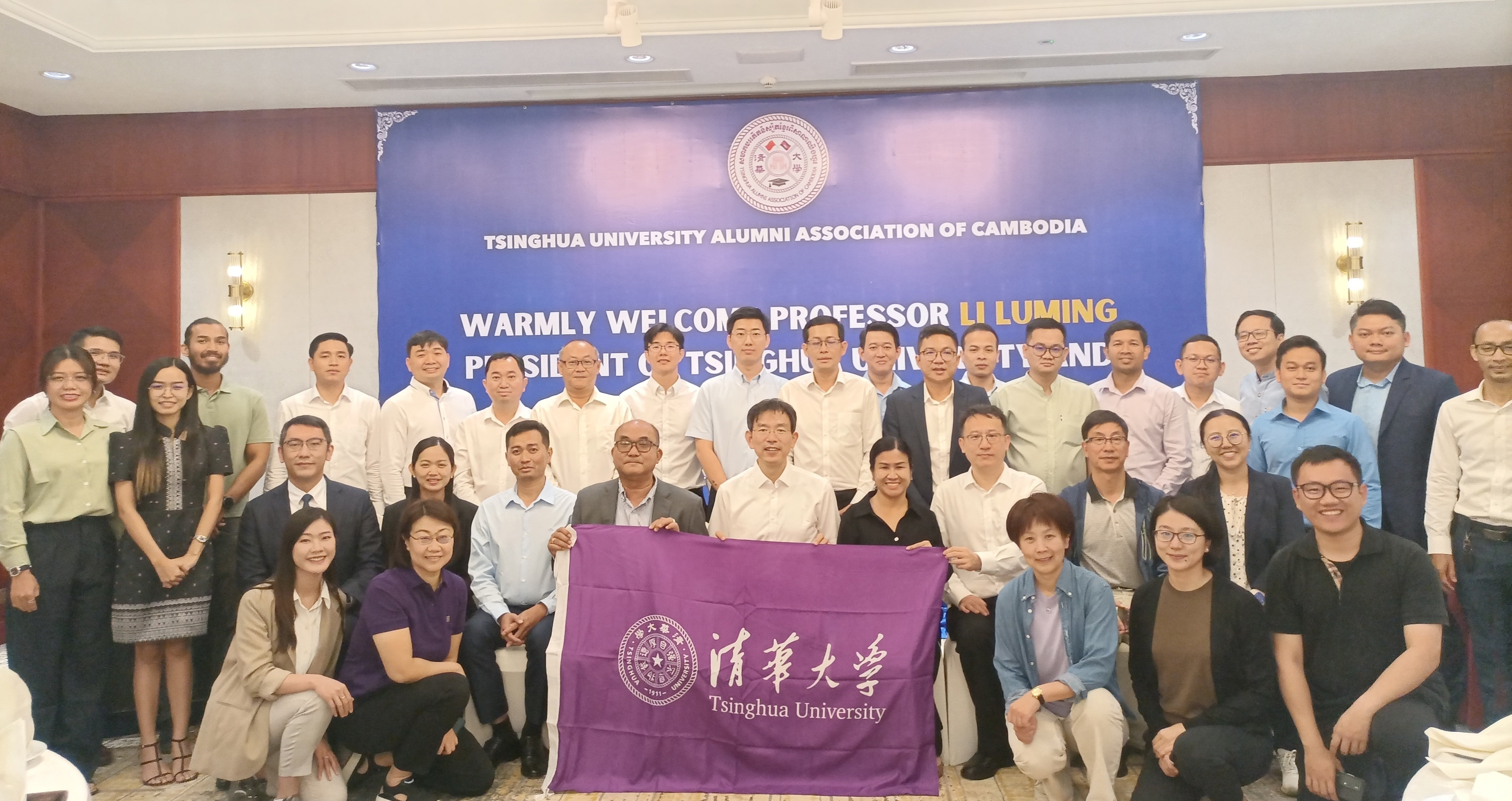 20241107-校長(zhǎng)李路明率團(tuán)訪問(wèn)柬埔寨-與在柬埔寨的校友合影-國(guó)際處.jpg
