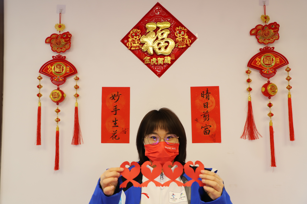 20220131-冬奧志愿者除夕活動(dòng)-場(chǎng)館組-志愿者展示自制剪紙.png