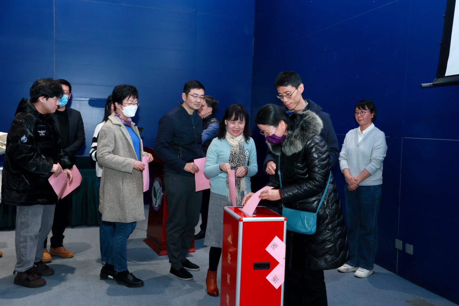 20231214-環(huán)境學(xué)院召開教職工大會暨第一屆教職工代表選舉大會-嘉藝-投票現(xiàn)場.jpg