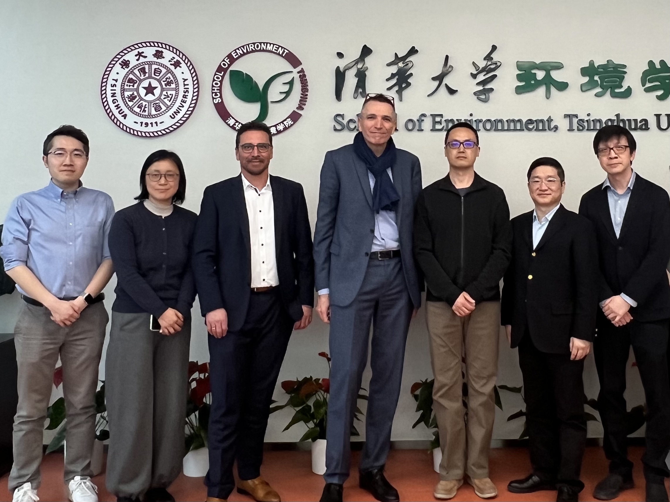 20250313-施耐德電氣代表團(tuán)訪問清華大學(xué) 探討能源轉(zhuǎn)型與綠色創(chuàng)新合作-環(huán)境學(xué)院-施耐德電氣代表團(tuán)與環(huán)境學(xué)院參加交流人員合影.jpg