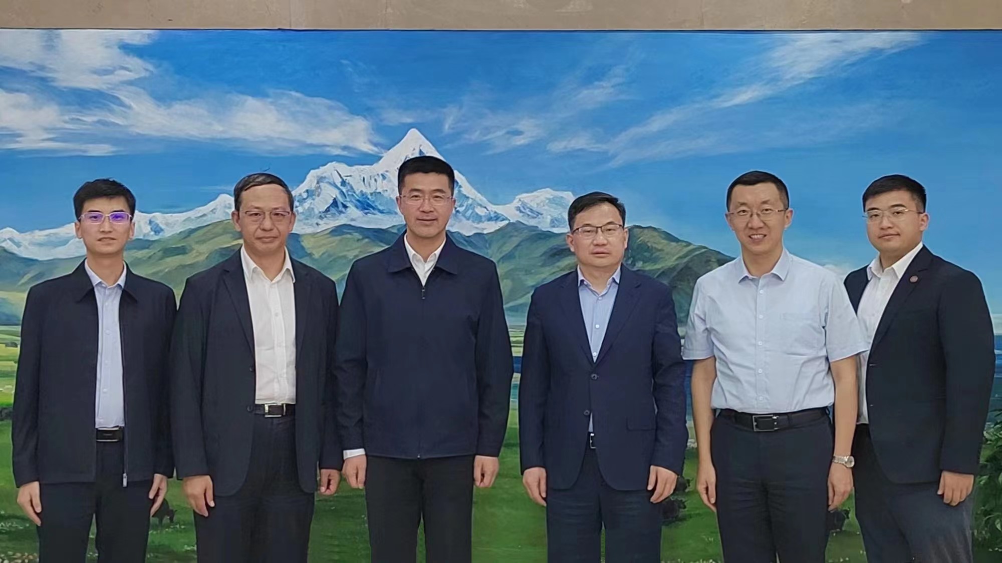 20230718-過勇赴西藏訪問并看望慰問基層校友-職業(yè)發(fā)展中心-賴蛟會(huì)見過勇一行.jpg