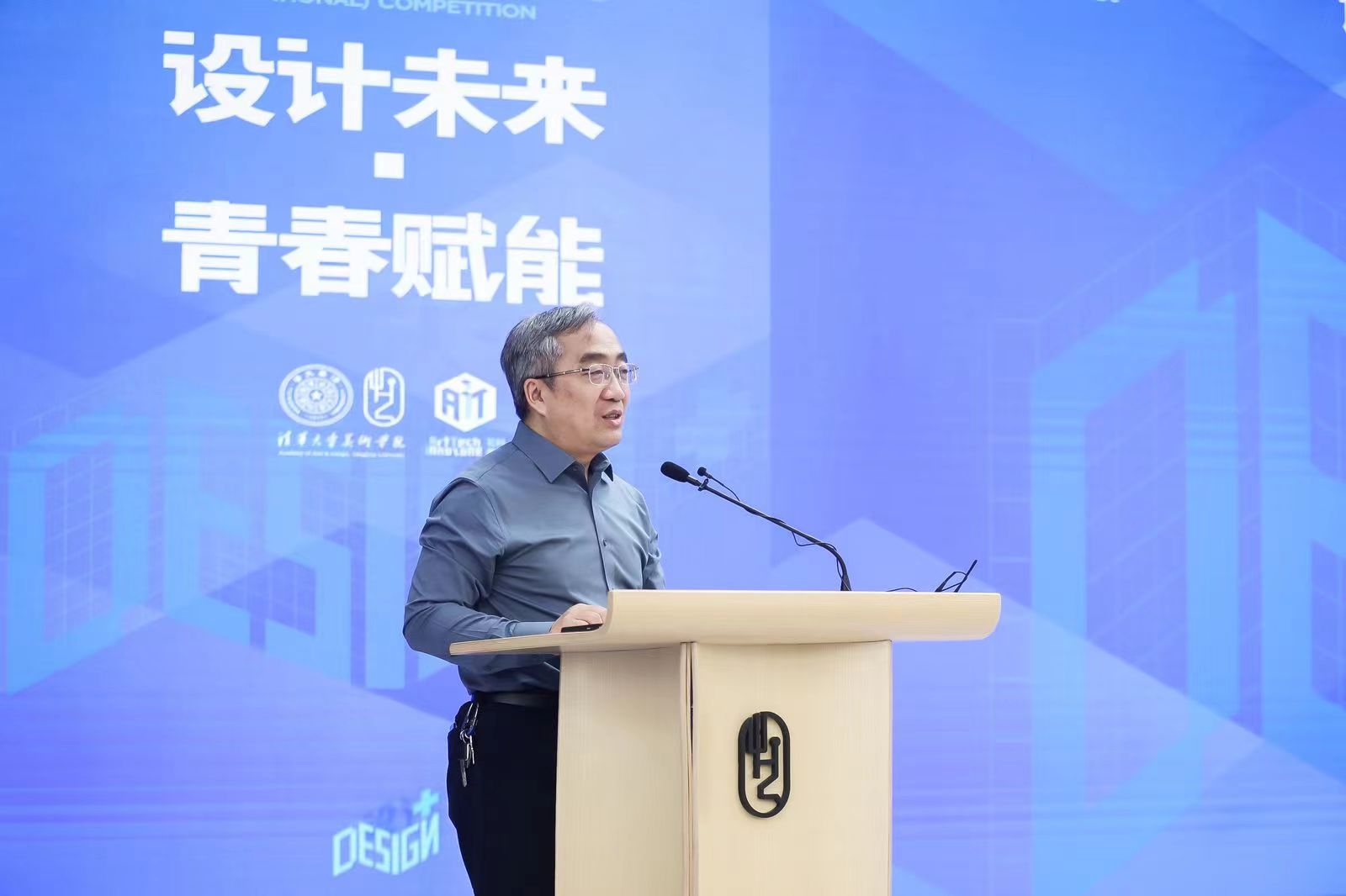 美院黨委書記覃川.jpg