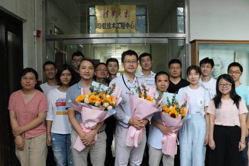 一群人站在一起合影描述已自動生成 一群人站在一起合影描述已自動生成