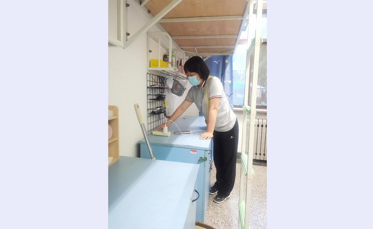20220524-社區(qū)中心抗疫報道-社區(qū)中心供圖-李媛對宿舍進行安全檢查.jpg