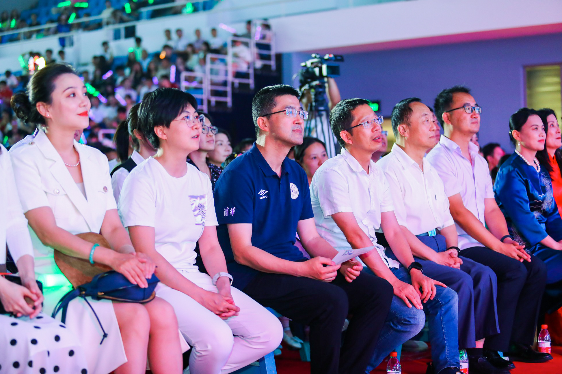 20230622-清華大學2023年畢業(yè)晚會-清大嘉藝-學校領(lǐng)導(dǎo)老師與畢業(yè)生共同觀看晚會.jpg