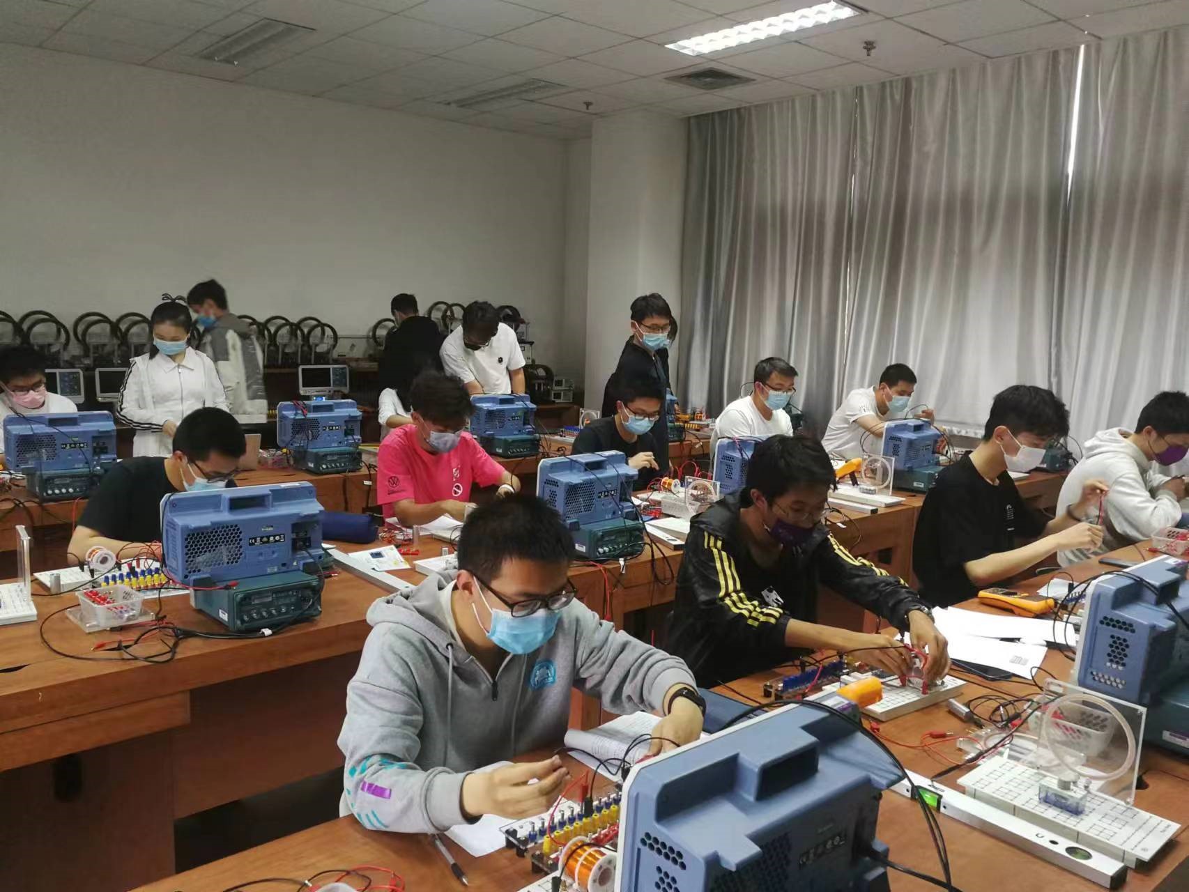 20220607-大學(xué)物理-張留碗-助教協(xié)助組織學(xué)生進(jìn)行實(shí)驗(yàn)jpg 20220607-大學(xué)物理-張留碗-助教協(xié)助組織學(xué)生進(jìn)行實(shí)驗(yàn)jpg
