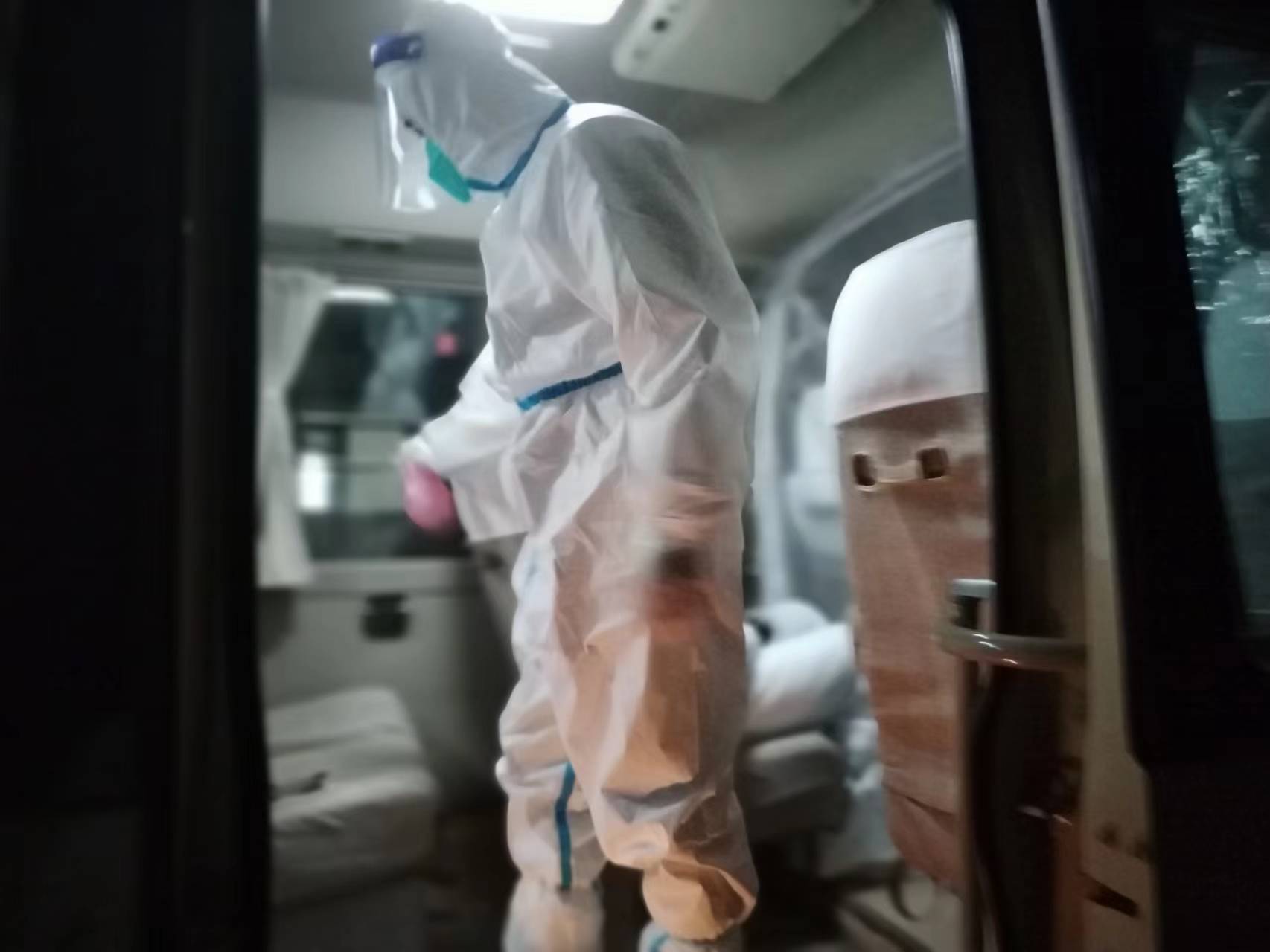 20221211-做守護(hù)清華園的“擺渡人”-供圖-王偉進(jìn)行車輛消殺.jpeg