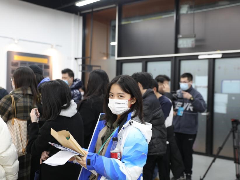 20220325-冬奧時(shí)刻-第八黨支部-20李沐晨正在集體采訪現(xiàn)場.jpg