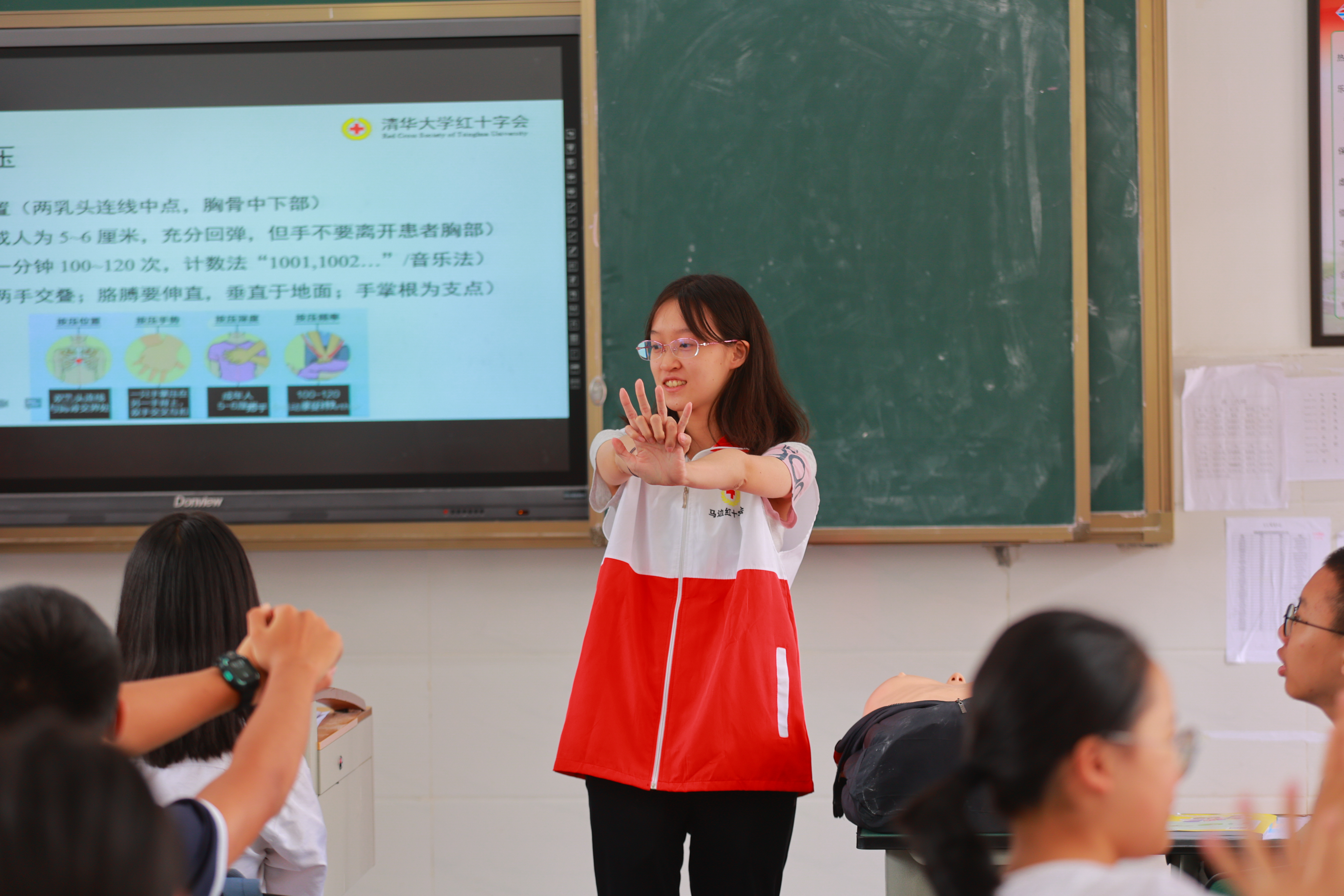 20220802-學(xué)生紅會(huì)支教急救講堂-郭镕瑋-1 來(lái)自清華大學(xué)紅十字會(huì)學(xué)生分會(huì)急救部的顧悅?cè)徽谘菔拘姆螐?fù)蘇姿勢(shì).jpg