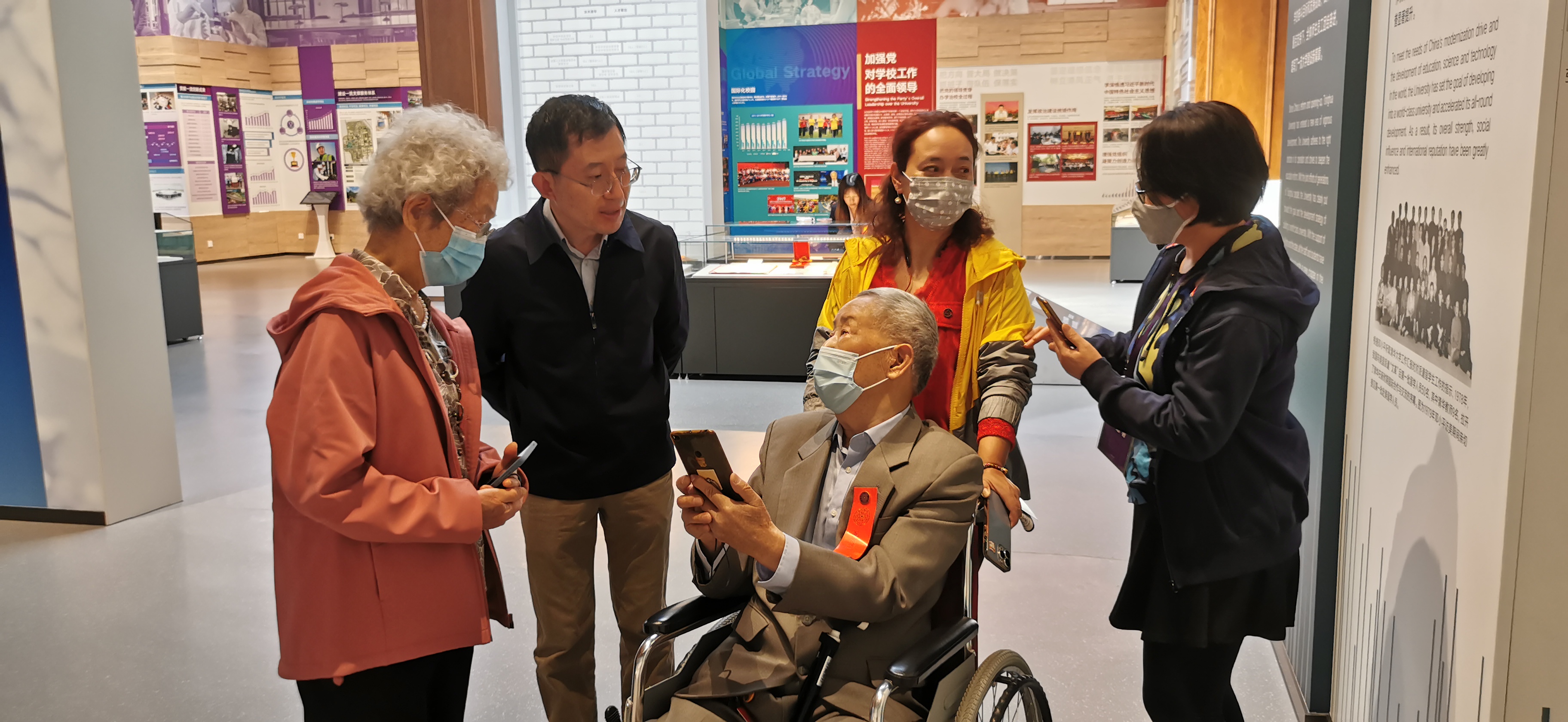 20220424-清華大學110周年校慶參觀校史展-薜建團-戴上紅條,坐著輪椅“回家”看展.jpg