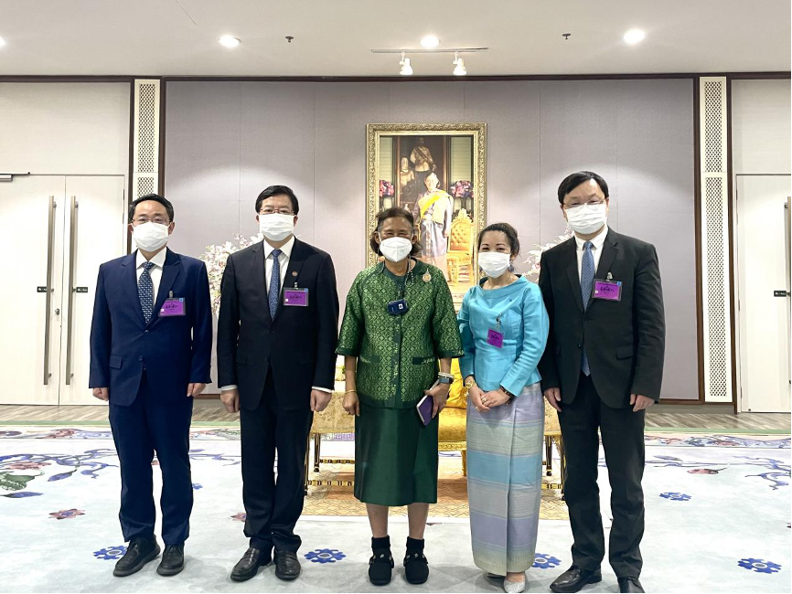 20240208-走向世界的清華,何以畫好人類命運共同體“同心圓”-李派攝-邱勇(左二)與詩琳通(左三)會面.png