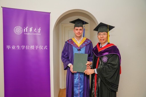20230703-副校長曾嶸率團(tuán)訪問德國、瑞士-無-曾嶸為Markus Smith頒發(fā)畢業(yè)證書.jpg