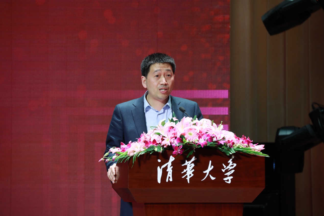 人手里拿著粉色的花中度可信度描述已自動生成 人手里拿著粉色的花中度可信度描述已自動生成