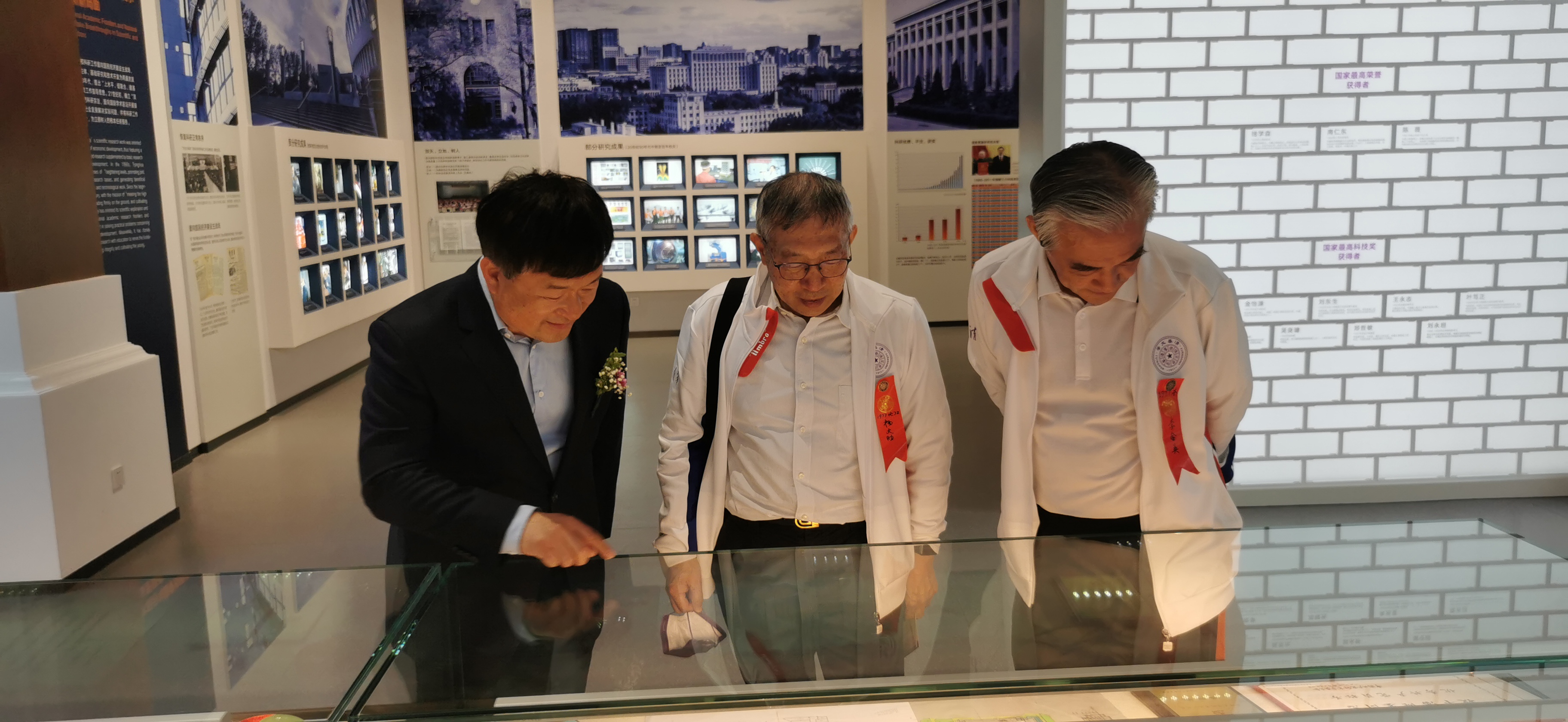 20220424-清華大學110周年校慶參觀校史展-薜建團-捐贈人(中)親自來看展.jpg