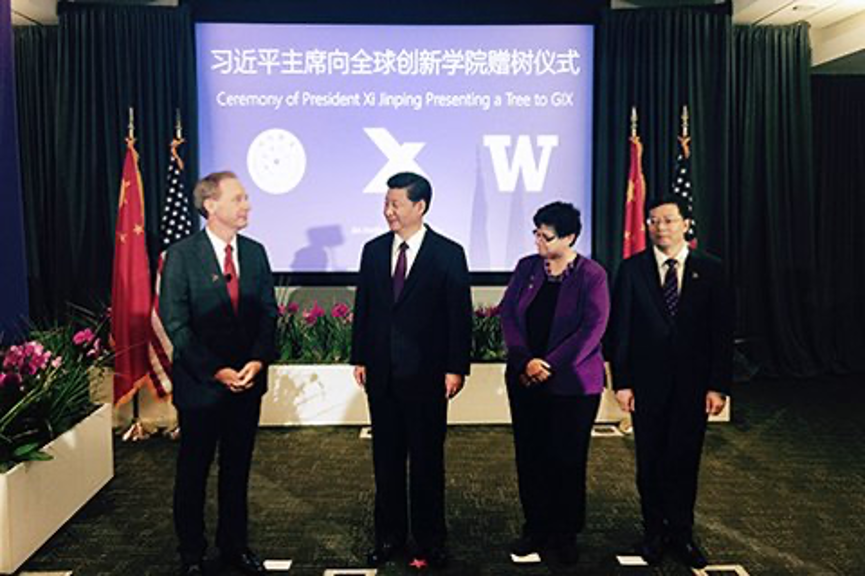 20240208-走向世界的清華,何以畫好人類命運共同體“同心圓”-李派攝-2015年9月23日,習近平向全球創(chuàng)新學院贈送水杉.png
