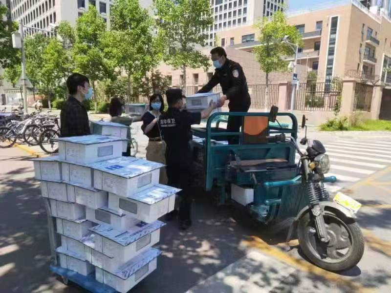 20220530-清華在線24小時-保衛(wèi)部-送實驗品.jpg