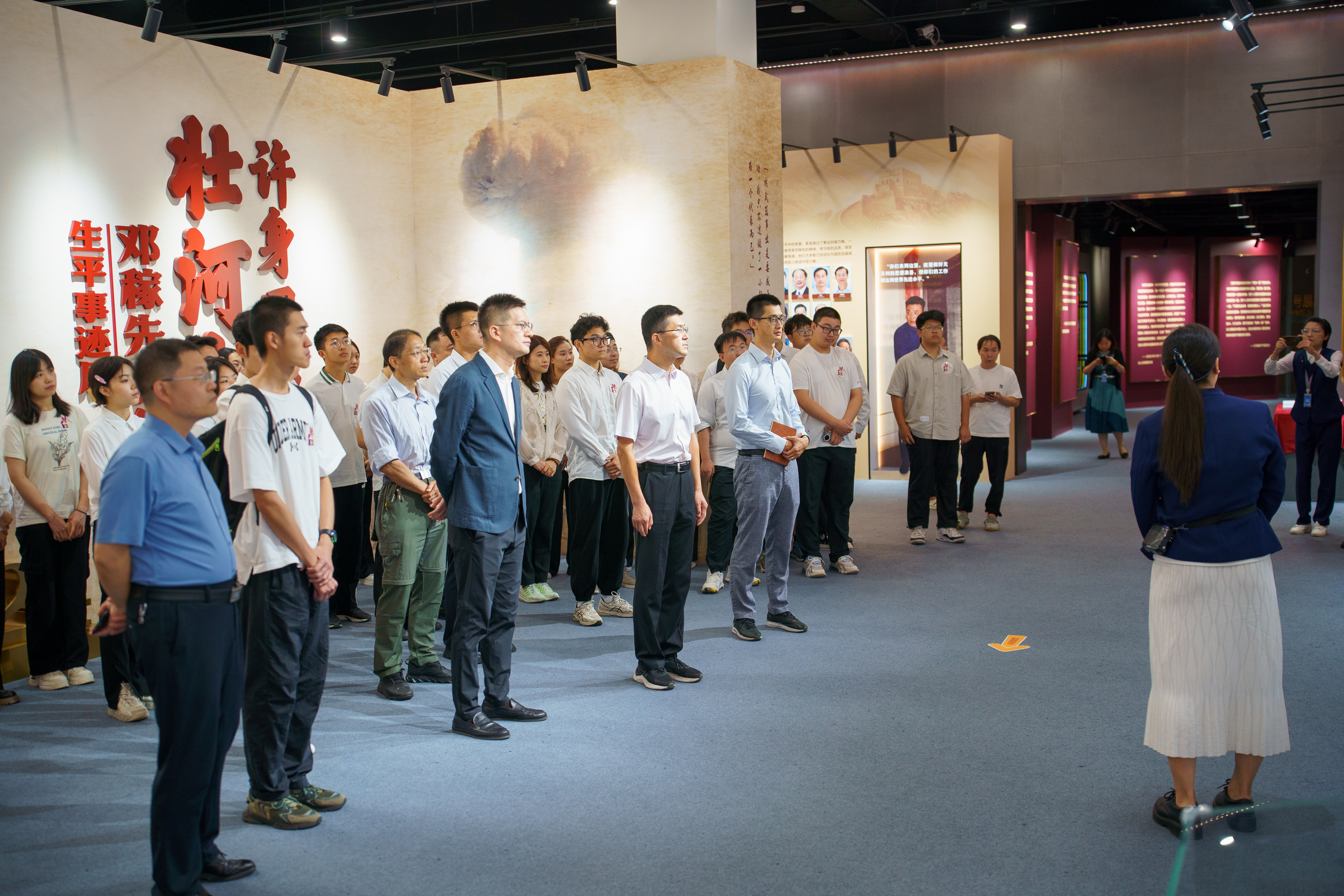 20240816-清華大學原創(chuàng)話劇《馬蘭花開》劇組參觀鄧稼先百年誕辰生平事跡展-楊羅鋒-參觀展覽.jpg