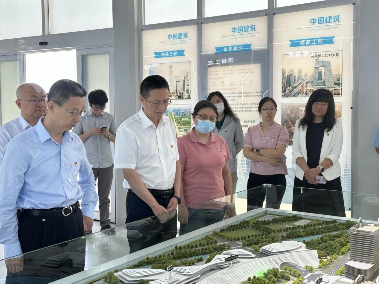 20230602-軟件學院黨委赴雄安主題教育調(diào)研-周啟明-參觀國貿(mào)中心建設工地.png
