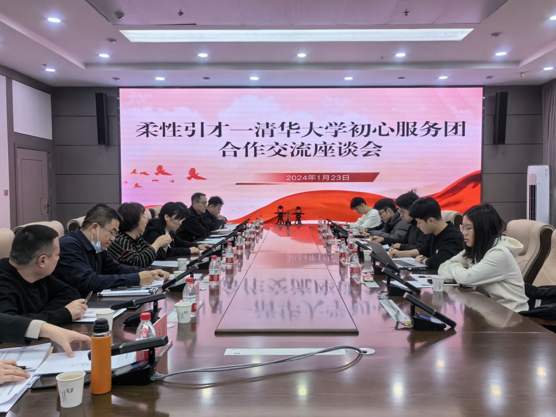 20240308-踔厲奮發(fā)守初心,奮楫篤行擔(dān)使命——2024年清華大學(xué)“初心服務(wù)團(tuán)”寒假實踐總結(jié)回顧-新疆烏魯木齊支隊-新疆烏魯木齊支隊與地方干部進(jìn)行座談.jpg
