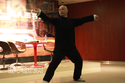 丁武將現(xiàn)場即興表演太極拳 楊俊華攝副本.jpg