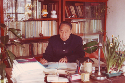 王繼明在家中備課2.jpg
