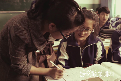 ??? 劉燕玲在輔導(dǎo)學(xué)生功課副本.jpg