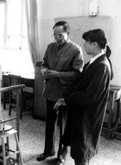 梅祖彥（左）與實(shí)驗(yàn)室助手張偉商討工作。