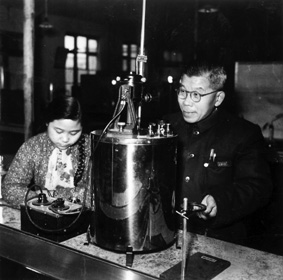 莊前鼎教授（右）在實(shí)驗(yàn)室工作。