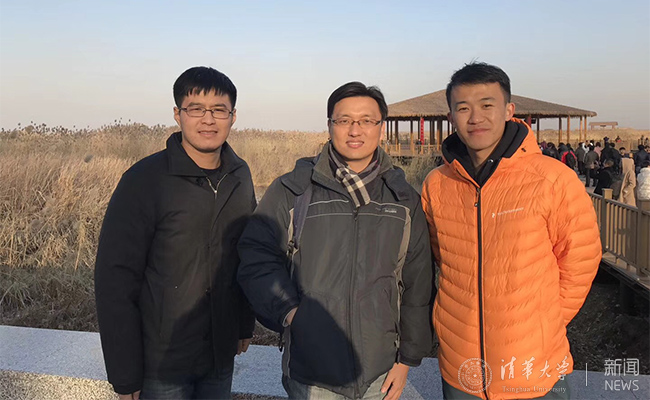 照片3-朱è?師與學(xué)生實(shí)地調(diào)研.jpg