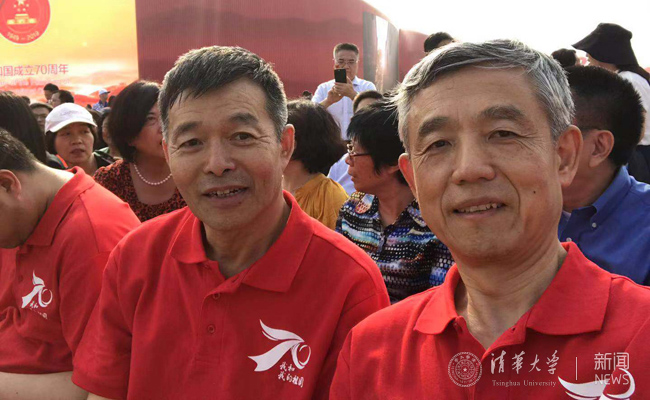 公管學(xué)院教授,國情研究院院長胡鞍鋼(左),蘇世民書院院長薛瀾(右)在現(xiàn)場觀禮副本.jpg