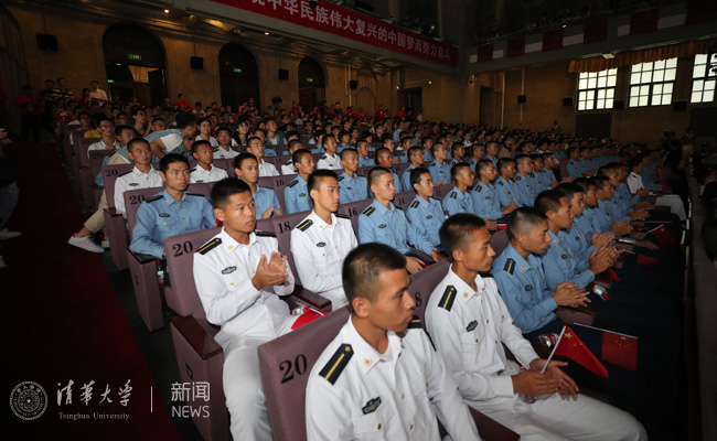 集中收看的飛行學(xué)員班副本.jpg