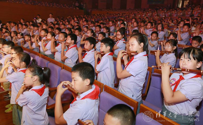 臺(tái)下小同學(xué)們聚精會(huì)神欣賞.jpg